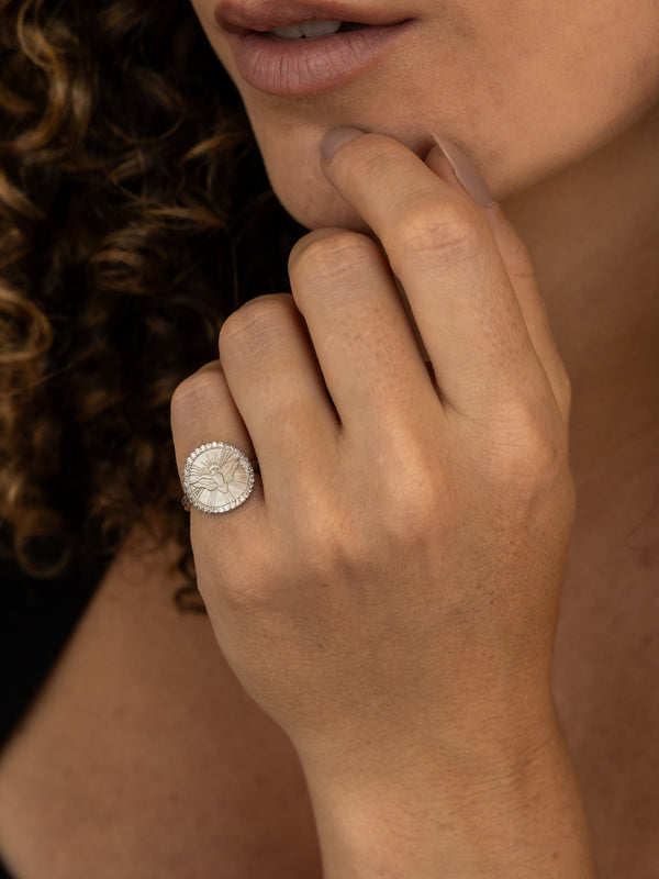 Anel Divino Espírito Santo Prata 925 com Zircônias — Semijoia Religiosa