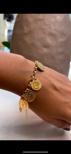 Pulseira com medalhas os 10 mandamentos e número romanos