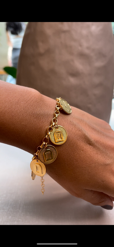 Pulseira com medalhas os 10 mandamentos e número romanos