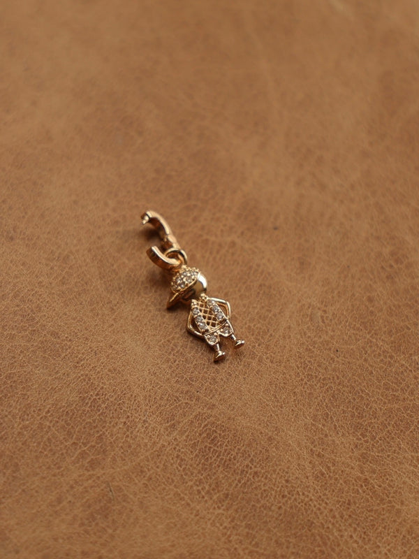 Pingente Menino Cravejado Banho Ouro 18k Zircônias