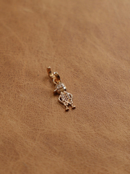 Pingente Menino Cravejado Banho Ouro 18k Zircônias