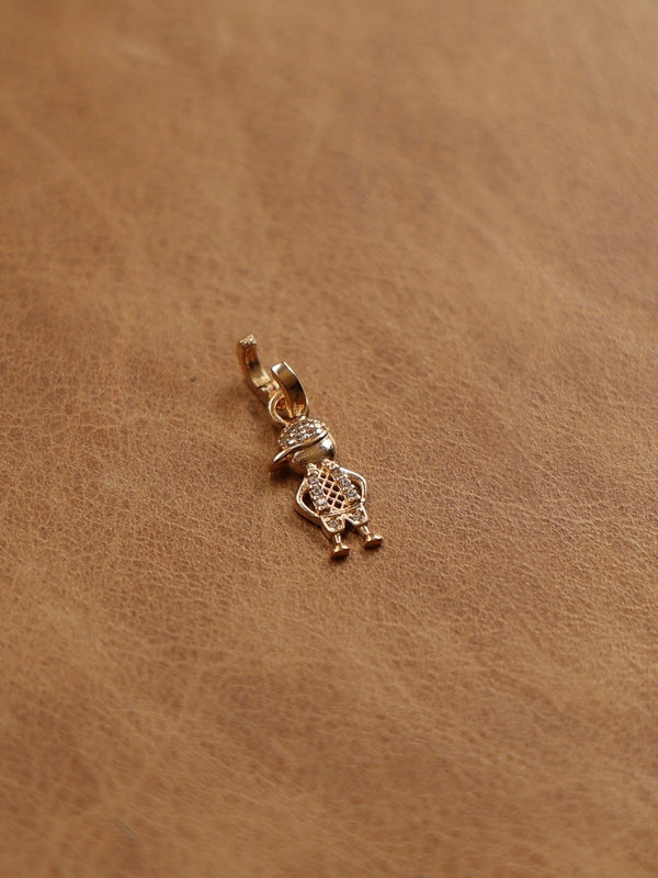 Pingente Menino Cravejado Banho Ouro 18k Zircônias